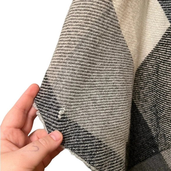 Slightly flawed Shawl - Picture 3 of 4